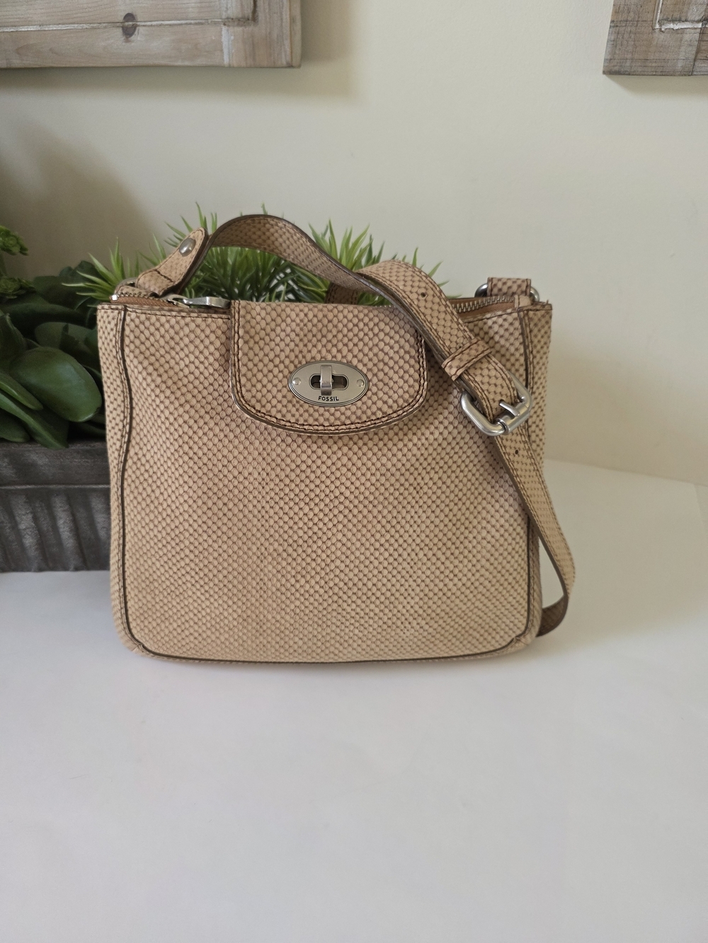 Fossil Leather Crossbody Bag Snakeskin Texture Neutral Beige Adjustable Strap - Picture 2 of 13